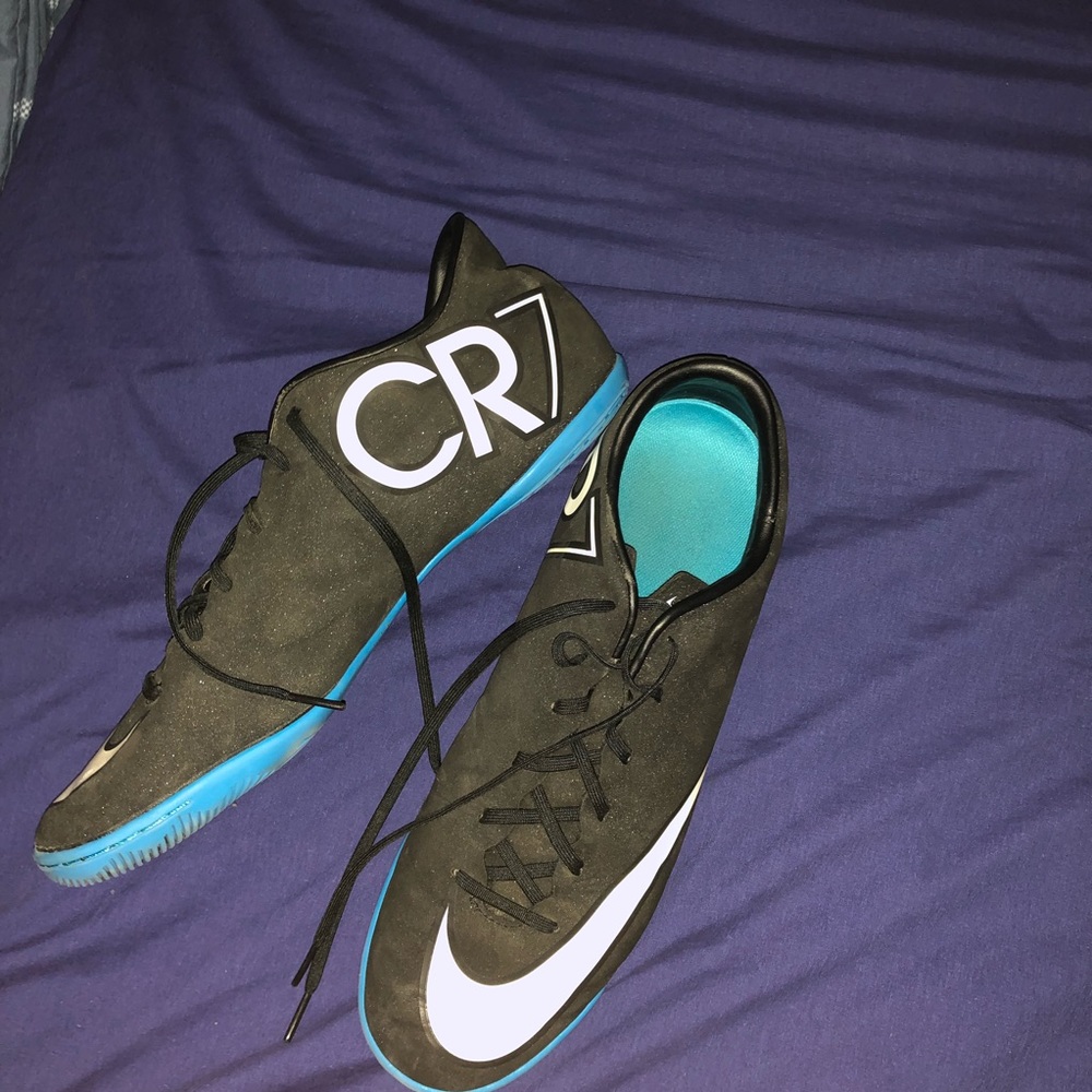Soccer cleats - Picture 2 of 3
